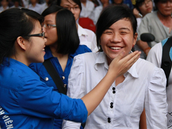 Nụ cười sĩ tử sau ngày thi căng thẳng