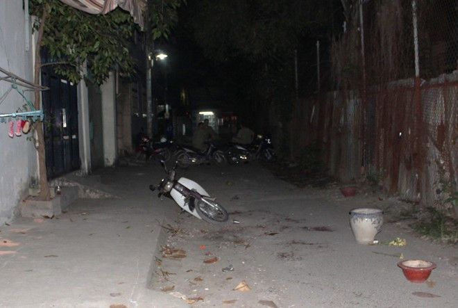 Vung dao chém loạn xạ, bắt bé 2 tuổi làm con tin