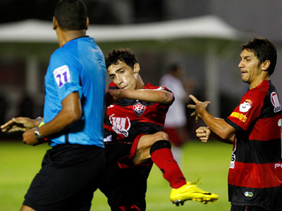 Cầu thủ ‘tung cước’ đá… trọng tài