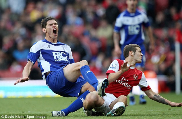 Jack Wilshere suýt làm Zigic gẫy chân