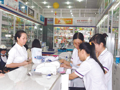 Mua bán thuốc tại một cửa hàng ở TPHCM