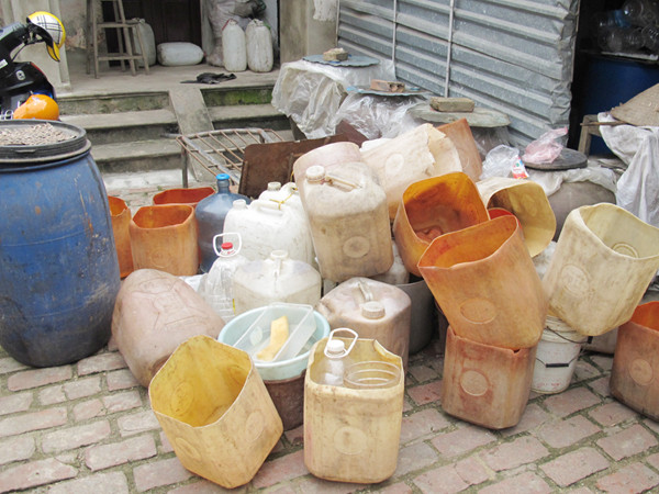 Hà Nội phát hiện xưởng sản xuất tương ớt 'bẩn'