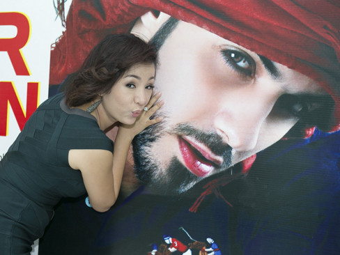 Thúy Nga gợi cảm tìm bạn diễn cho 'trai đẹp bị trục xuất'