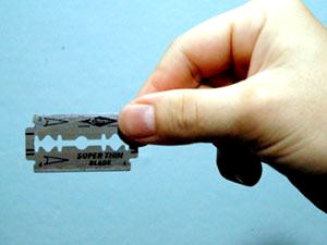 Rạch nát mặt bạn vì ghen