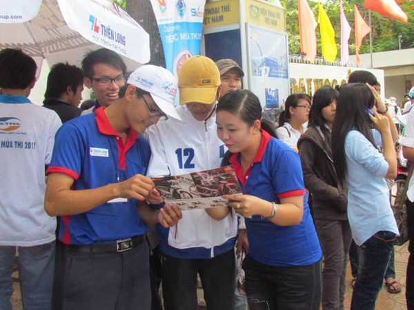 Áo xanh đồng hành cùng sĩ tử Ảnh: Thanh Tùng