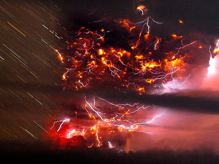 Hàng chục ngàn người Chile di tản vì núi lửa