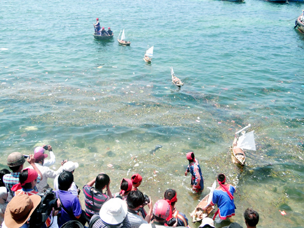 Đua thuyền câu với hình nhân những phu binh Hoàng Sa ra khơi