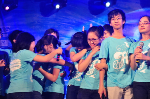 Teen Ams khóc nức nở trong dạ hội chia tay