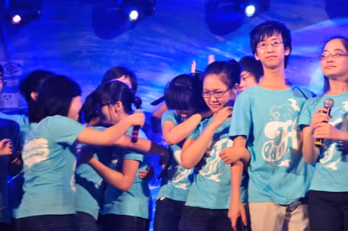Teen Ams khóc nức nở trong dạ hội chia tay