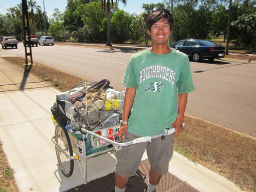 Bốn năm rưỡi đi bộ, kéo xe quanh thế giới