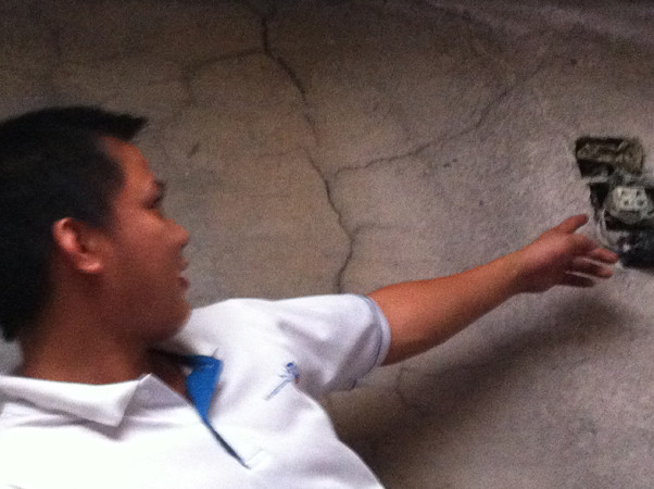 Các ổ điện đã chảy ra và phát lửa khi cháu Th. nhìn vào. Ảnh: Lê Nguyễn