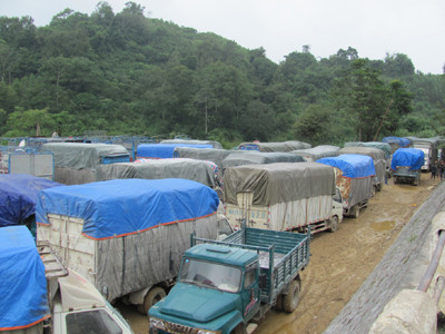 Tranh giành bốc xếp, tắc cửa khẩu