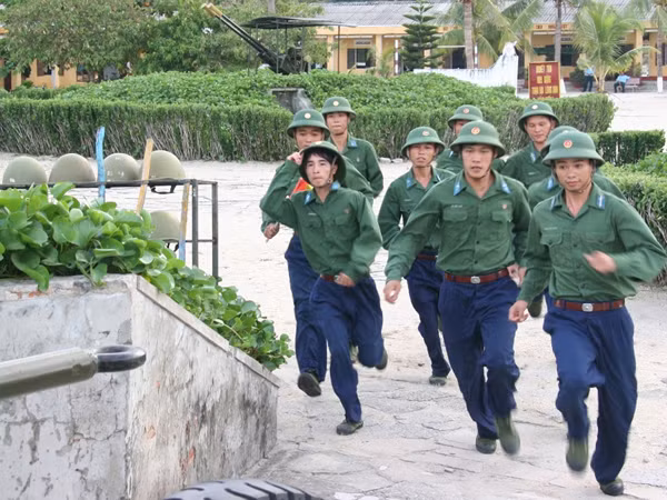 Chiến sĩ Sư đoàn Phòng không 377 (Quân chủng PK-KQ) luyện tập phương án chiến đấu
