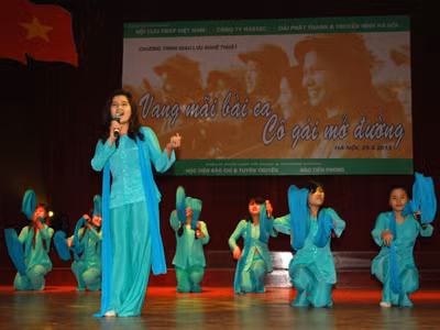 Vang mãi bài ca cô gái mở đường