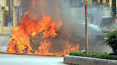 Ô tô BMW cháy rụi giữa phố