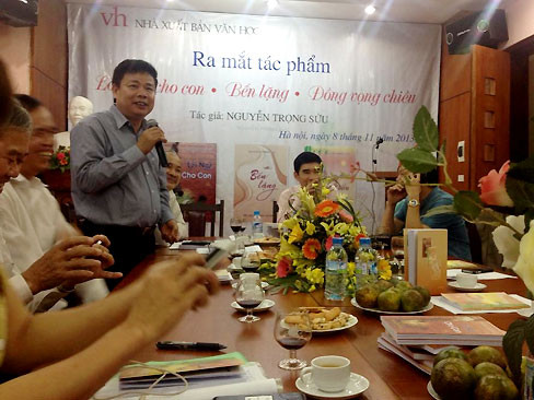 Thày giáo vật lý cũng xuất bản thơ