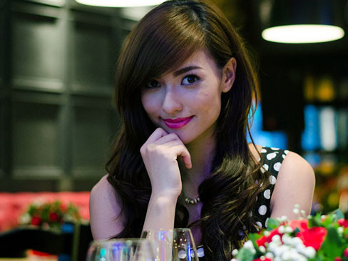 Hồng Quế khoe eo thon dáng đẹp