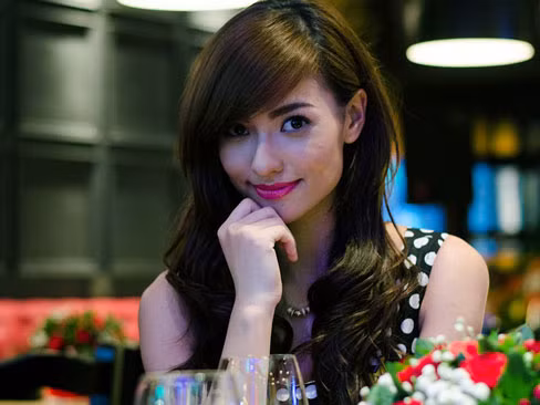 Hồng Quế khoe eo thon dáng đẹp