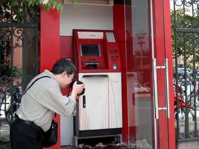 Thực hư máy ATM nhuốm máu