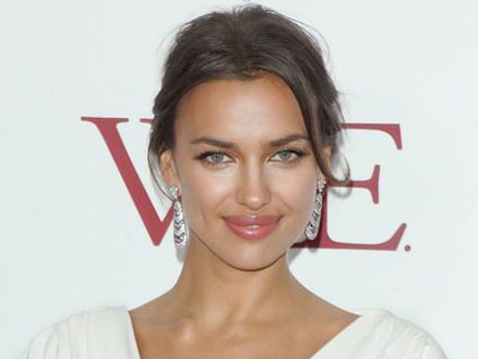 Bồ Ronaldo diện đầm trắng rạng rỡ