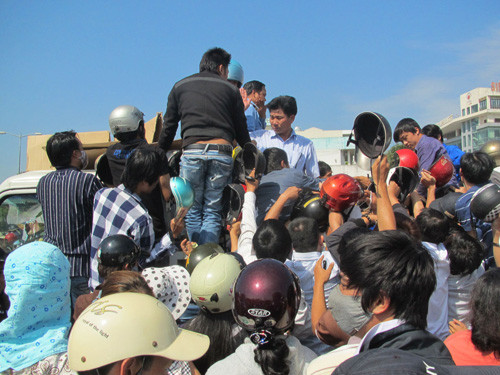 Hỗn loạn vì 'mũ bảo hiểm chất lượng'