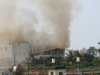 Cháy dữ dội Nhà Văn hóa trung tâm Đồng Hới