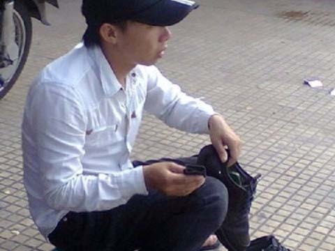 Chàng trai đánh giày khiến nhiều người trẻ xấu hổ