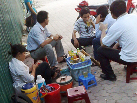 Bán trà đá, giữ xe, sửa giày kiếm bạc triệu/ngày