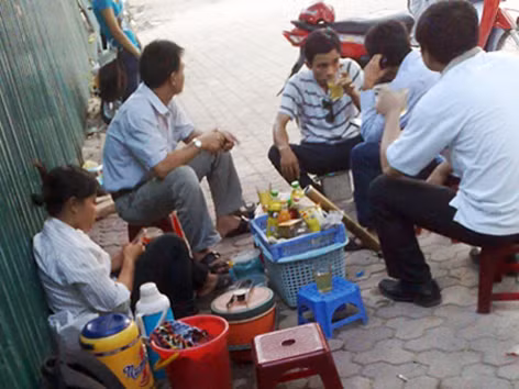 Bán trà đá, giữ xe, sửa giày kiếm bạc triệu/ngày