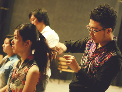 Đức Thịnh tập mẫu chuẩn bị cho Davines Hair Show Ảnh: Tuấn Đào