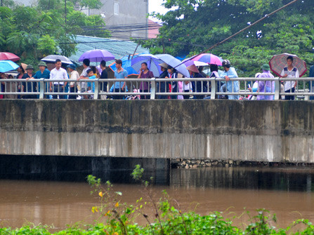 Nữ sinh viên Đại học Công nghiệp nhảy cầu quyên sinh