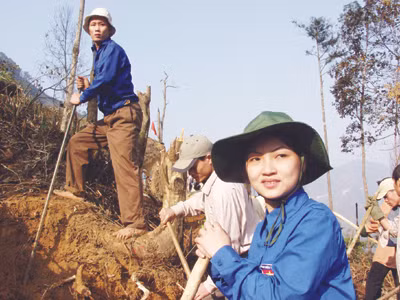 Thanh niên tình nguyện tham gia mở đường vùng xa Ảnh: Hồng Vĩnh