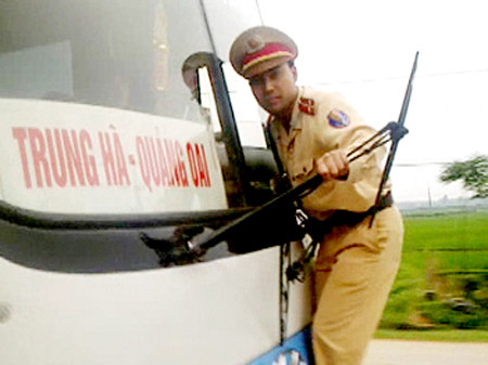 CSGT đu trước mũi xe như phim hành động