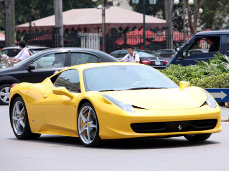 Bất thường xe siêu sang 'hồi hương'