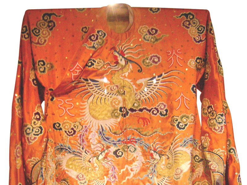 Bí mật phục dựng long bào