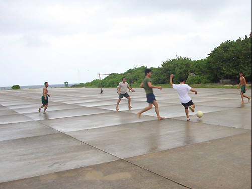 Khi trái bóng lăn giữa Trường Sa