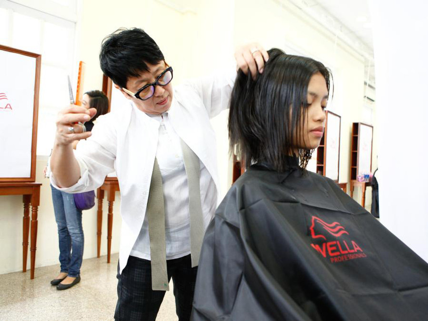 Thí sinh Top Model nước mắt lưng tròng vì phải cắt tóc