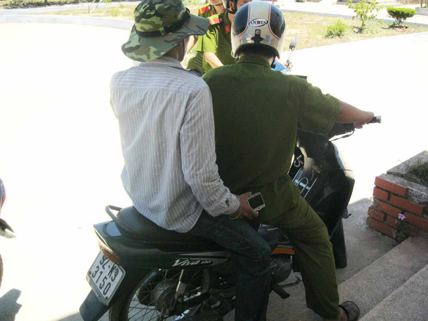 PV Nguyễn Thành được Công an chở về làm việc tại CA huyện