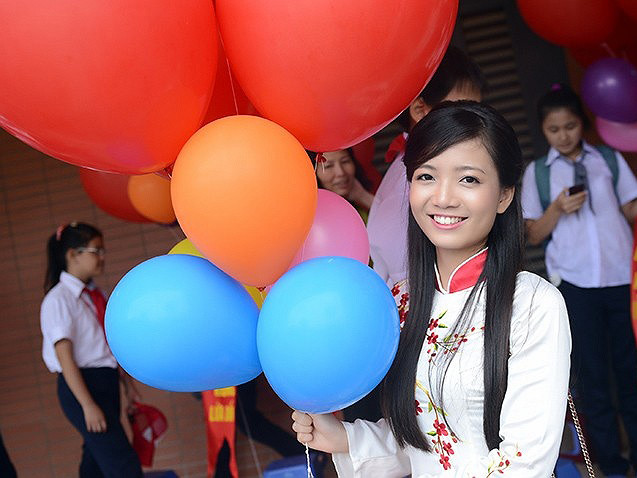 Cô giáo 9X trường Ams xinh tươi trong lễ khai giảng