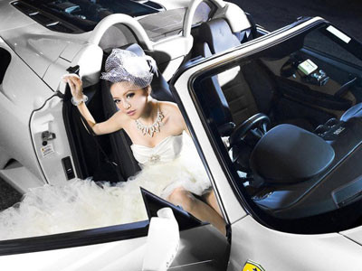 Cô dâu kiêu sa bên mui trần Ferrari