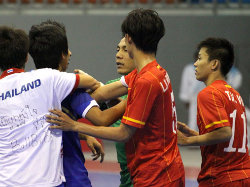 Suýt loạn đả ở chung kết futsal nam