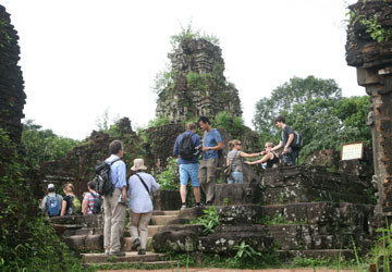 Ông bí thư cứu hai di sản văn hóa thế giới