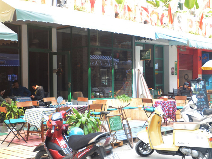 Đến thắp hương cho nạn nhân ngày Zone 9 đóng cửa