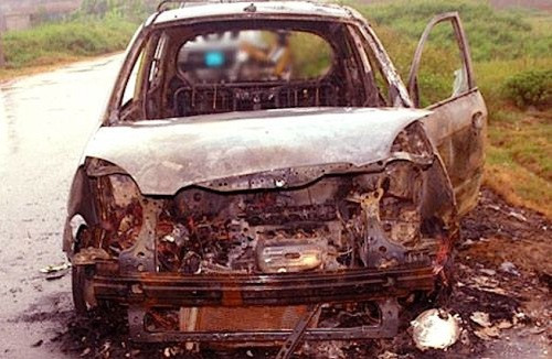 Tài xế taxi Mai Linh bị lột quần áo, đốt xe