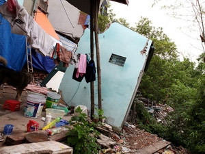 Hà Nội di dân vì đê sông Hồng sạt lở nghiêm trọng