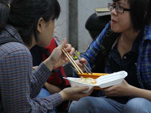 Thả nổi hàng độc hại