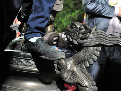 Khai ấn đền Trần: Đạp đổ hàng rào bảo vệ, cướp đồ thờ