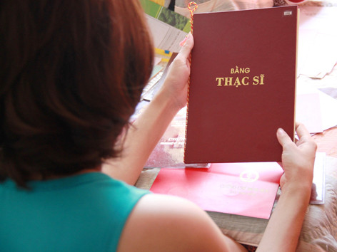 Thạc sĩ trông quán cà phê, phụ xe...