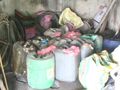 Múc xăng dưới giếng, mua nước sạch dùng