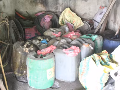 Múc xăng dưới giếng, mua nước sạch dùng